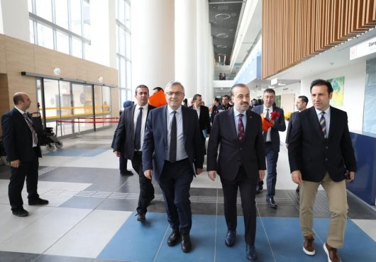 Talus: “Milletimizle sevinmesini  bilmeyenler, her esere kulp arıyor”