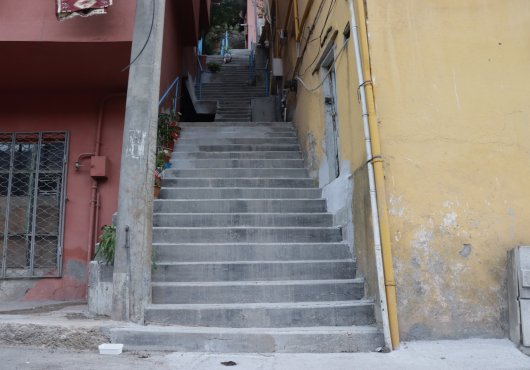 İzmit Belediyesi Yenidoğan’daki merdivenleri yeniledi