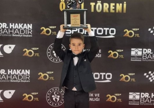 İzmitli şampiyon Ahmet Hasan, kupasını aldı