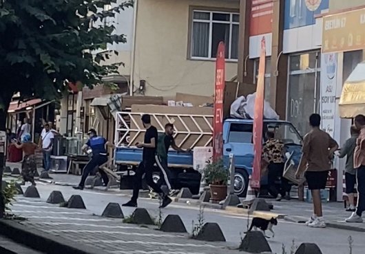 Zabıta ile karton toplayıcıları arasında tekmeli, yumruklu, tabureli kavga kamerada