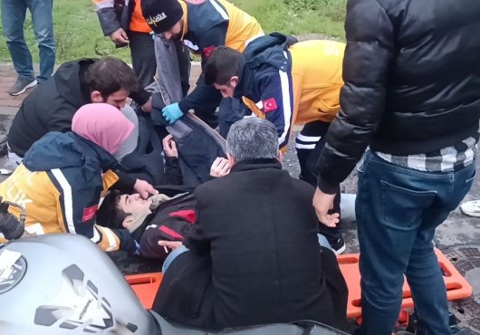 Servis minibüsüyle motosiklet kafa kafaya çarpıştı