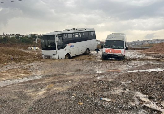 Sağanak yağış nedeniyle yol çöktü