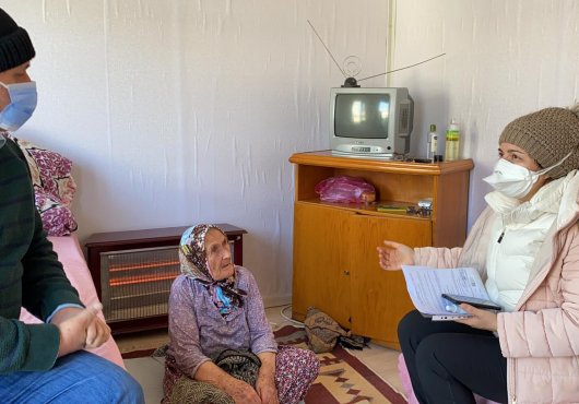 KARTEPELİ ÇINARLAR EVLERİNDE AŞILANIYOR
