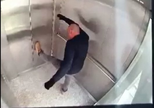 DURDUK YERE ASANSÖRE SALDIRDI
