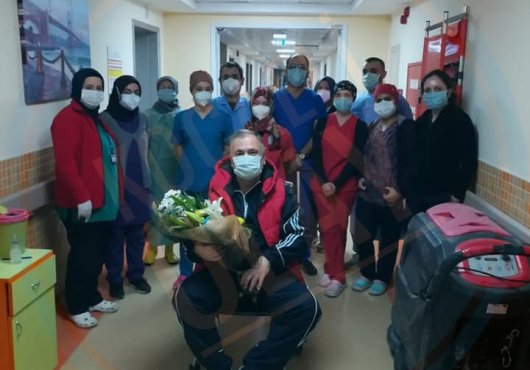 KORONAYI YENEN DOKTOR ALKIŞLARLA TABURCU OLDU