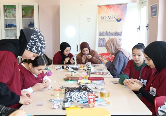 Atık kağıtlar maharetli ellerde sanata dönüştü