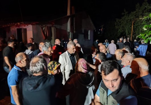 BAŞKAN SEZER YANGINDA HAYVANLARINI KAYBEDEN AİLENİN YANINDA