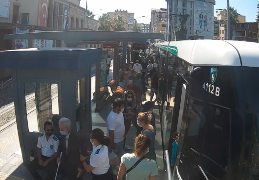 TRAMVAY GÜVENLİK PERSONELİNDEN ÖRNEK DAVRANIŞ