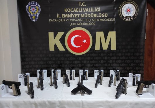 DURDURULAN OTOMOBİLDEN 20 RUHSATSIZ SİLAH ELE GEÇİRİLDİ