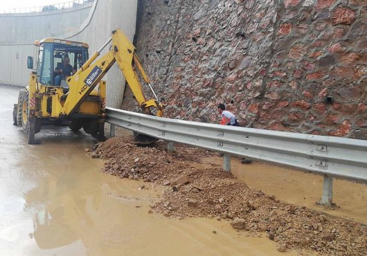 Şehir Hastanesi yolundaki toprak kaymasına Büyükşehir’den anında müdahale