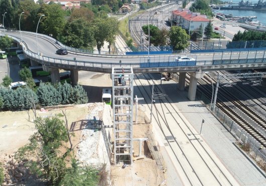 TRAMVAY GÜZERGAHINA ÜÇ ÜST GEÇİT BİRDEN