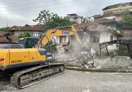Hasarlı ve metruk yapıların yıkımı sürüyor