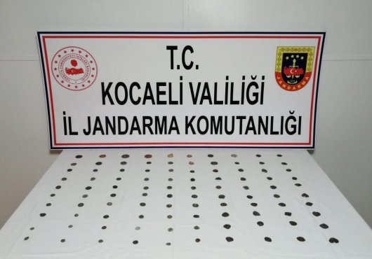 ROMA VE BİZANS DÖNEMİNE AİT 100 SİKKE ELE GEÇİRİLDİ