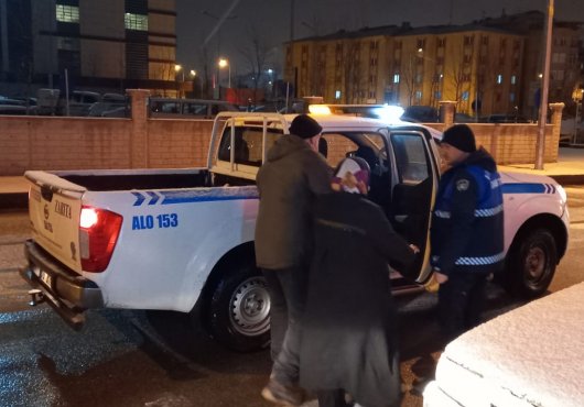  Zabıta kar kış demeden vatandaşın yanında