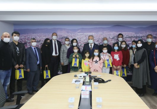 DERİNCE'DE  BAŞARI ÖDÜLSÜZ KALMIYOR