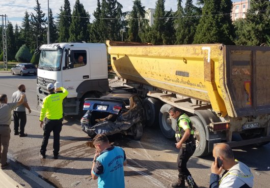 Kamyon altında 20 metre sürüklendi!