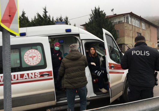 Otomobille hafif ticari araç çarpıştı 2 yaralı