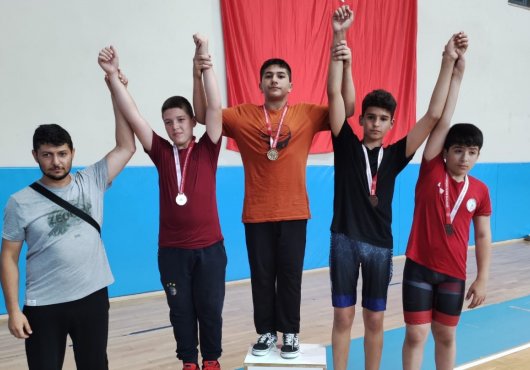 Körfezli güreşçiler il seçmelerinde kürsüde