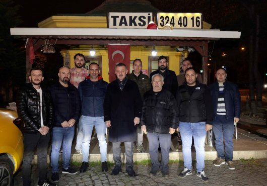Başkan Büyükakın, Adalet Taksi durağında iftarını açtı