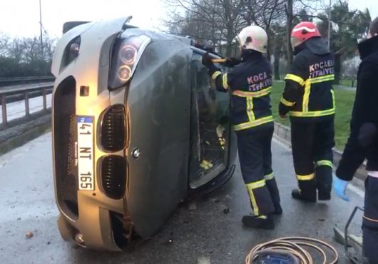 Sıkışan sürücüyü Büyükşehir itfaiyesi kurtardı..