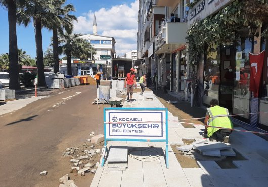 KARAMÜRSEL İNÖNÜ CADDESİNDE SIRA KALDIRIMLARDA