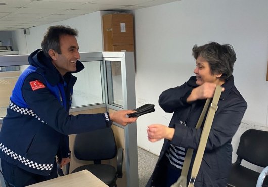 Büyükşehir zabıtası kayıp cüzdanı sahibine ulaştırdı