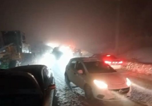 Kartepe’ye akın eden kayakseverler uzun araç kuyrukları oluşturdu