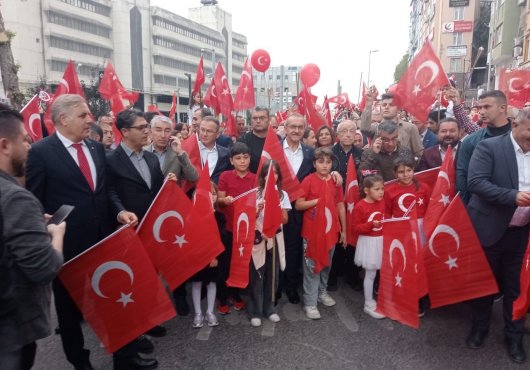 Kocaeli'de binlerce kişi Cumhuriyet için yürüdü