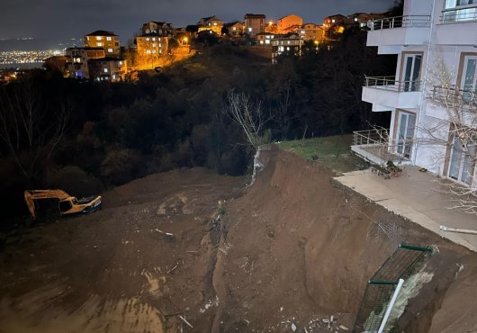 İnşaat alanında toprak kayması: 1 bina boşaltıldı
