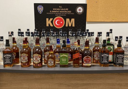 Durdurulan otobüsten,72 şişe kaçak içki ele geçirildi.