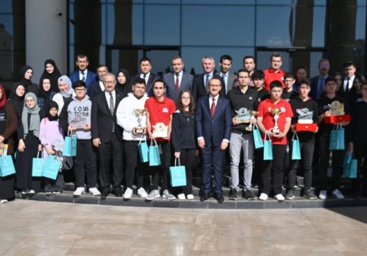 İlimizi Gururlandıran Öğrenciler, Vali Yavuz Tarafından Ödüllendirildi