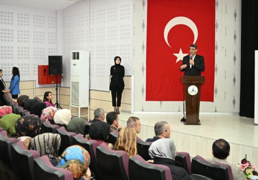 KARTEPE’DE DİJİTAL BABADAN VELİLERE TAVSİYELER
