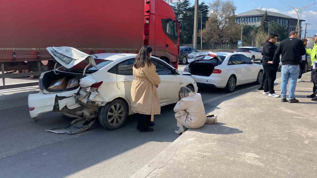 Kocaeli'de trafik felç oldu! Tam 7 araç birbirine girdi