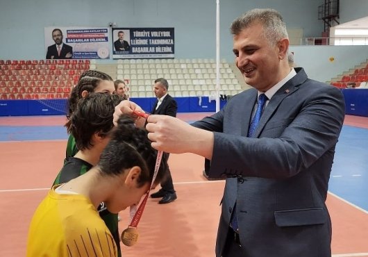 GÖLCÜK BARBAROS HAYRETTİN LİSESİSİ KIZ FUTSAL TAKIMI KOCAELİ ŞAMPİYONU