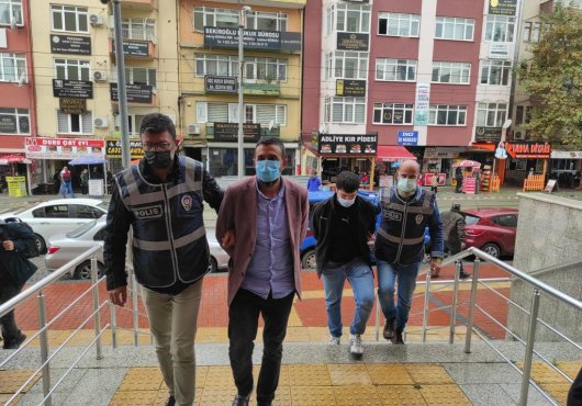 KUYUMCULARI SAHTE ALTIN SATARAK DOLANDIRDILAR