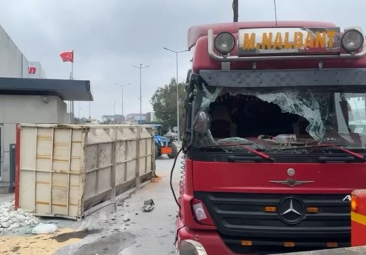 Devrilen hafriyat kamyonu güvenlik binasına çarptı: 3 yaralı