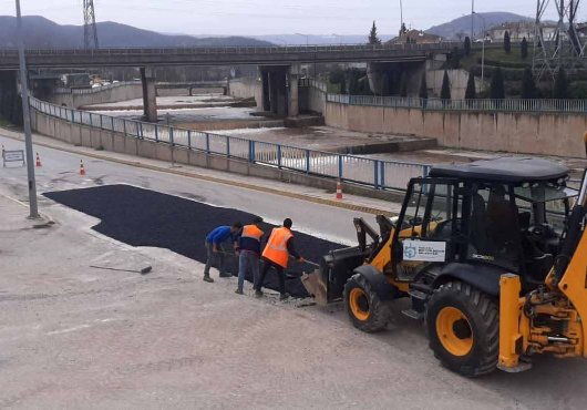     Büyükşehir kendi ürettiği asfaltı kullanıyor