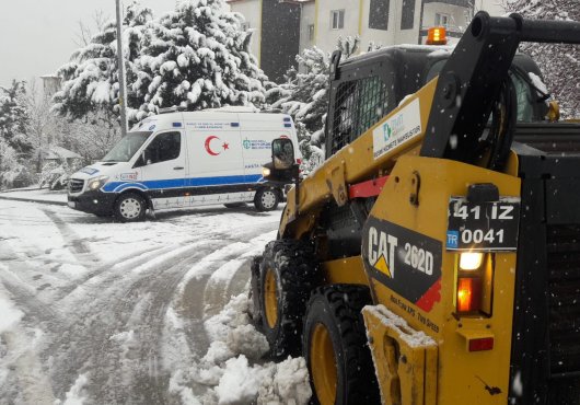 YOLDA KALAN AMBULANSA BELEDİYE YARDIMI