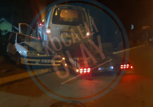 FRENİ PATLAYAN ÇEKİCİ, PARK HALİNDEKİ ARACA ÇARPTI
