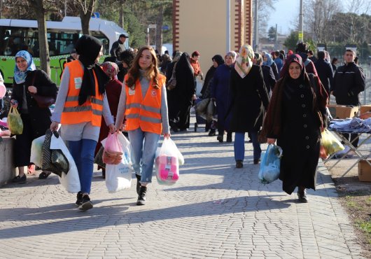 Öğrencilerden yaşlıların yüzünü güldüren yardım