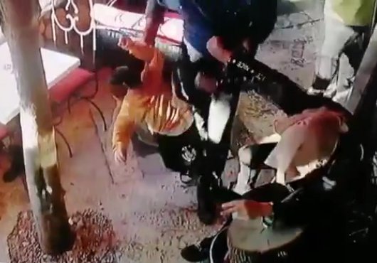 Çocuğunun gözleri önünde eşini darp etti!