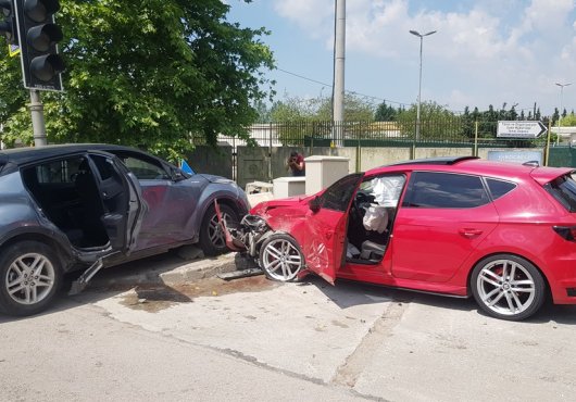 2 araç birbirine girdi  2 kişi yaralandı
