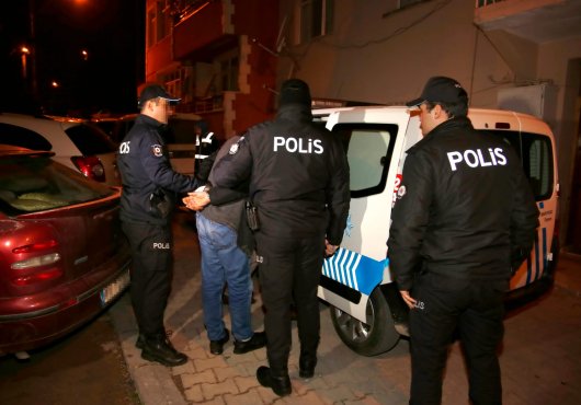 Aranan 11 kişi şafak operasyonuyla yakalandı