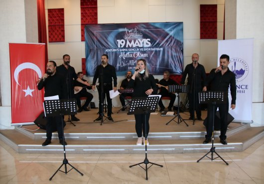 DERİNCE'DE HER EVDE 19 MAYIS COŞKUSU