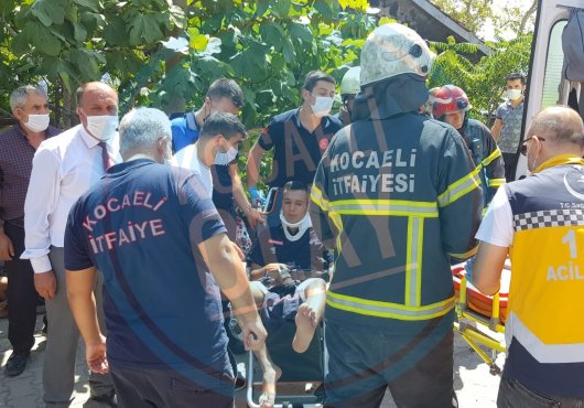 FRENİ PATLAYAN MİNİBÜS ÖNCE OTOMOBİLE SONRA DUVARA ÇARPTI